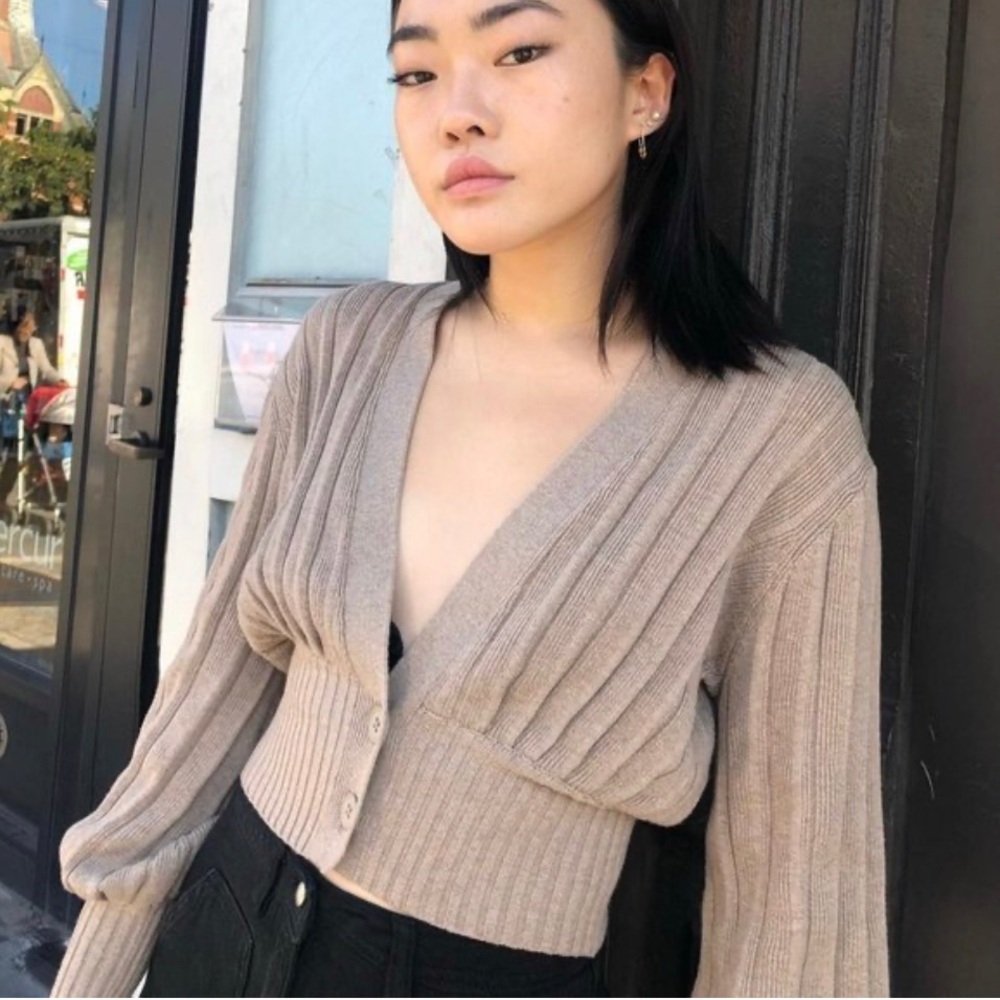 Aritzia Wilfred Plunge-Front Taupe Neutral Ribbed Cropped Cardigan/Sweater Sz M - Picture 1 of 14